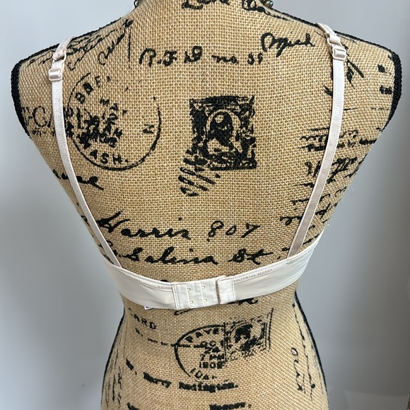 Victoria’s Secret Lightly Lined Wireless Tee Shirt Bra - Picture 3 of 5